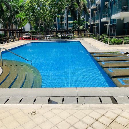 One Palm Tree Villas Condominium - Studio Room With Balcony - Across Terminal 3 Manila Bagian luar foto