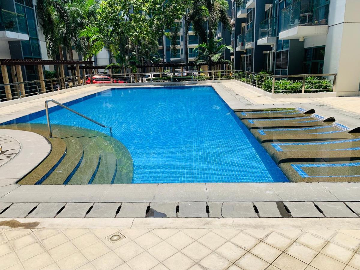 One Palm Tree Villas Condominium - Studio Room With Balcony - Across Terminal 3 Manila Bagian luar foto