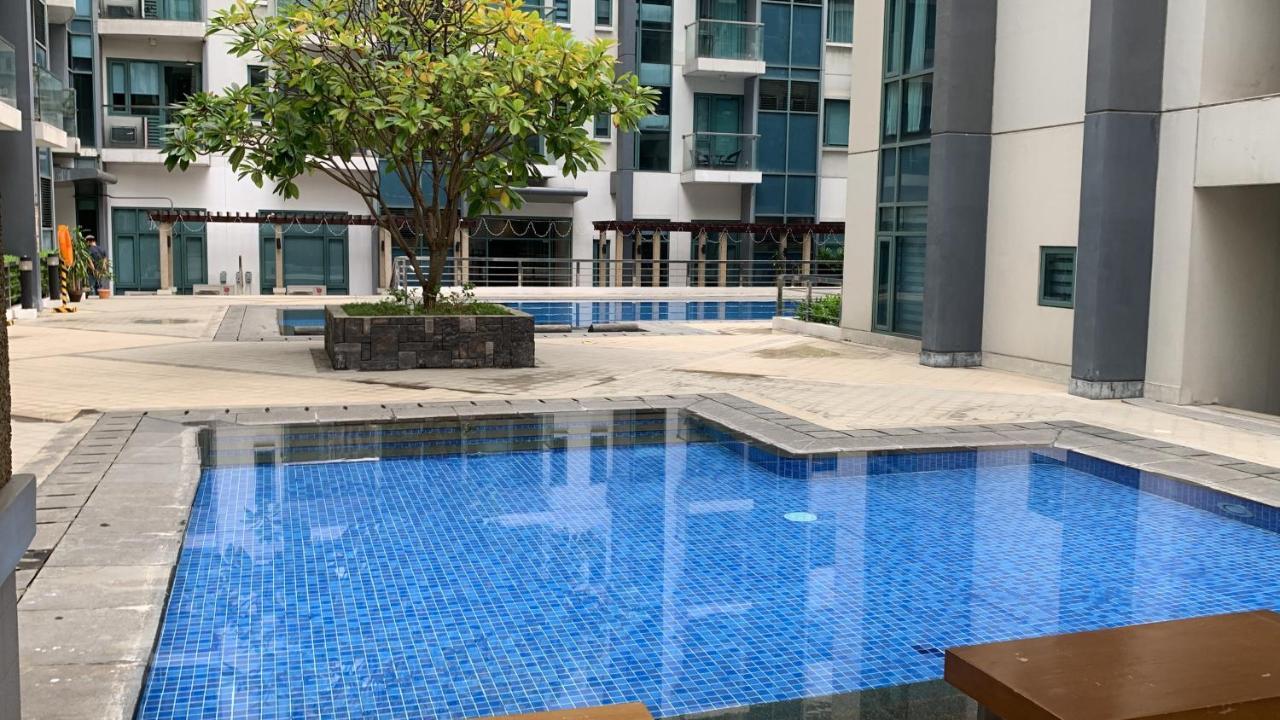 One Palm Tree Villas Condominium - Studio Room With Balcony - Across Terminal 3 Manila Bagian luar foto